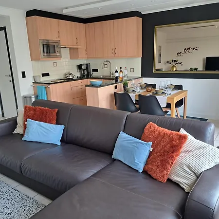 Duplex Met Zonnig Terras Aan Haven En Zee