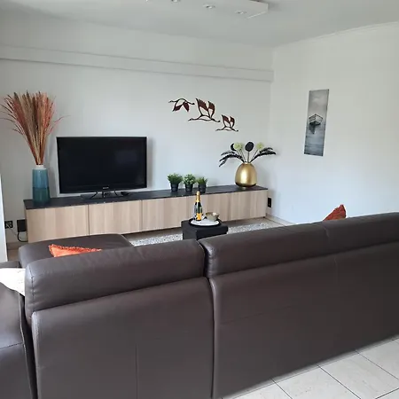 Duplex Met Zonnig Terras Aan Haven En Zee